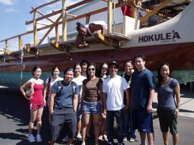 group photo in front of Hokulea